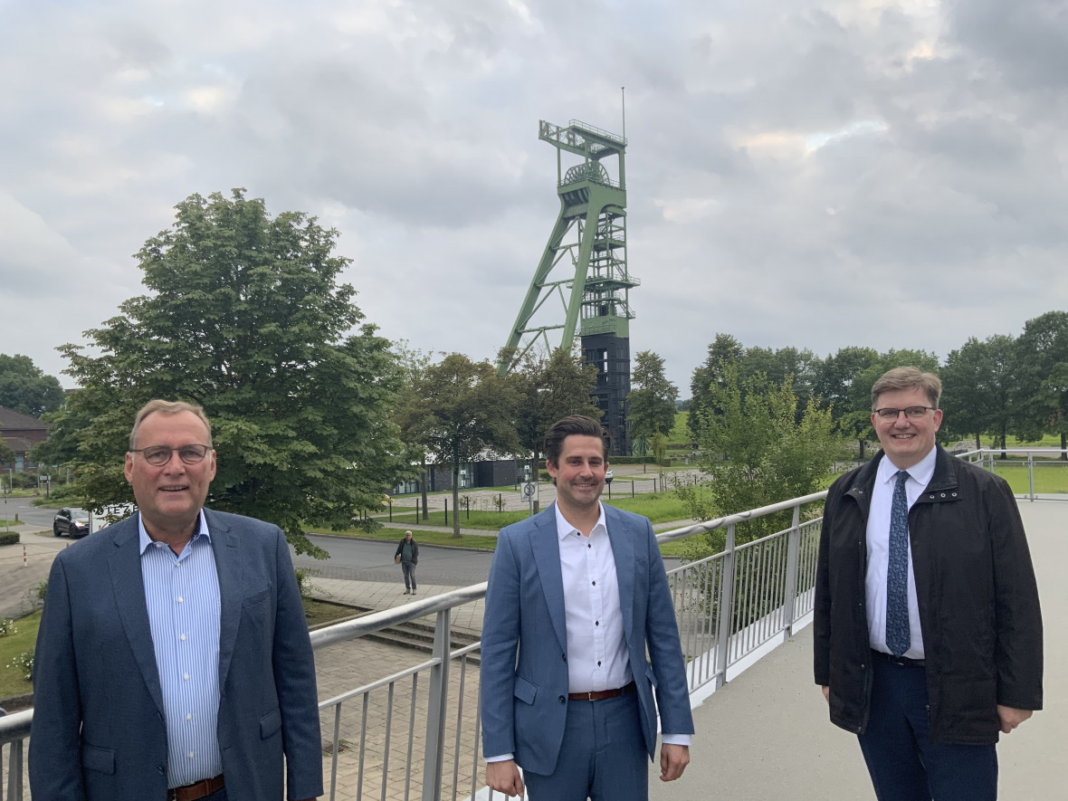 Die CDU-Stadtverbandsvorsitzenden aus Waltrop und Castrop-Rauxel (Ludger Finke links, Carsten Papp rechts) gratulierten dem gemeinsamen Landtagskandidaten für Castrop-Rauxel, Datteln und Waltrop zur einstimmigen Wahl.